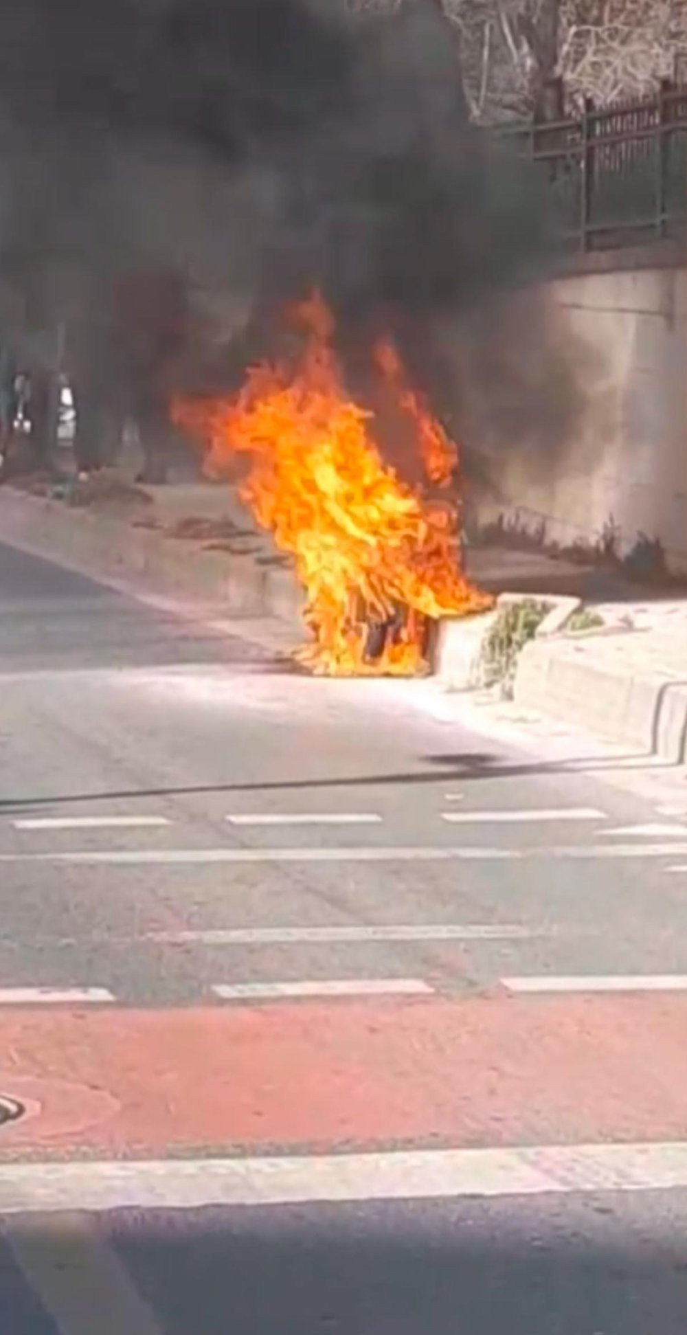 Motosiklet alev topuna döndü