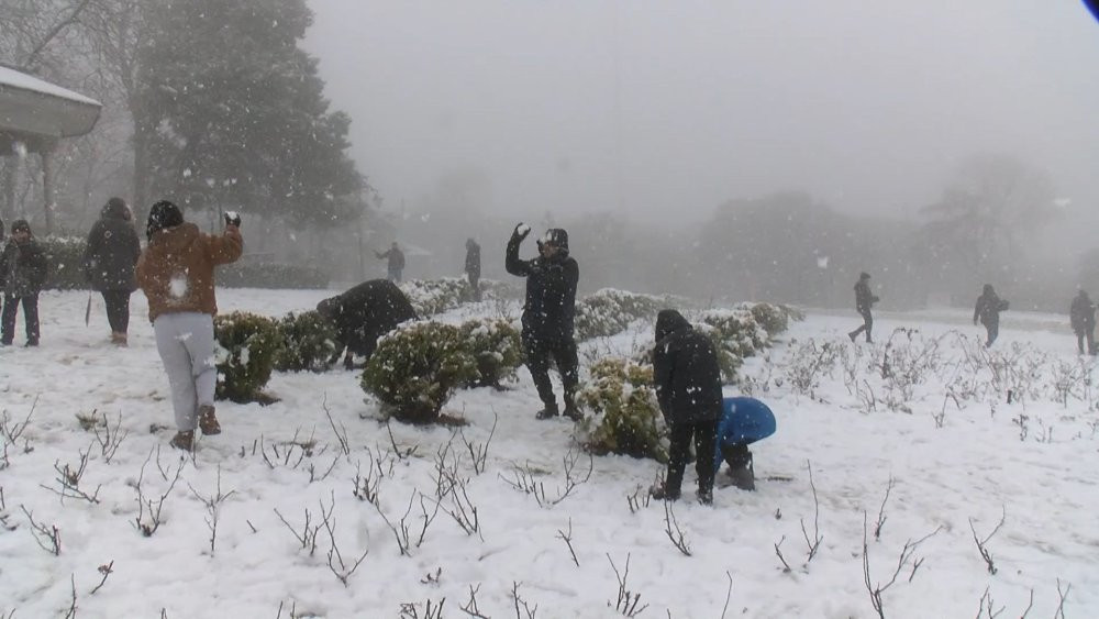 Beyaza büründü! Karın tadını çıkarmak için İstanbul'un en yüksek tepesine gittiler