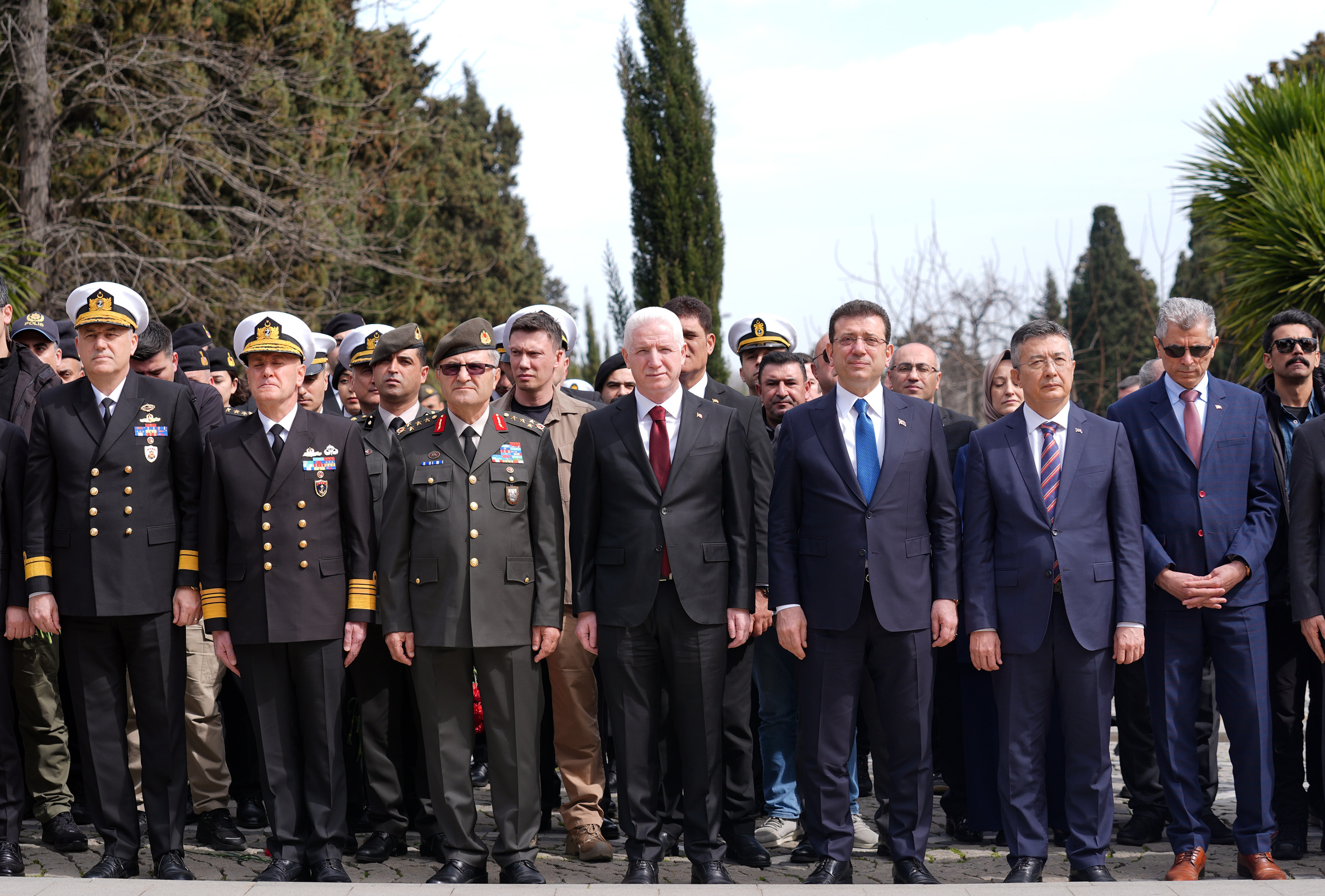 mehmet-akif-ersoy-kabri-basinda-anildi-yenicag-2.jpg