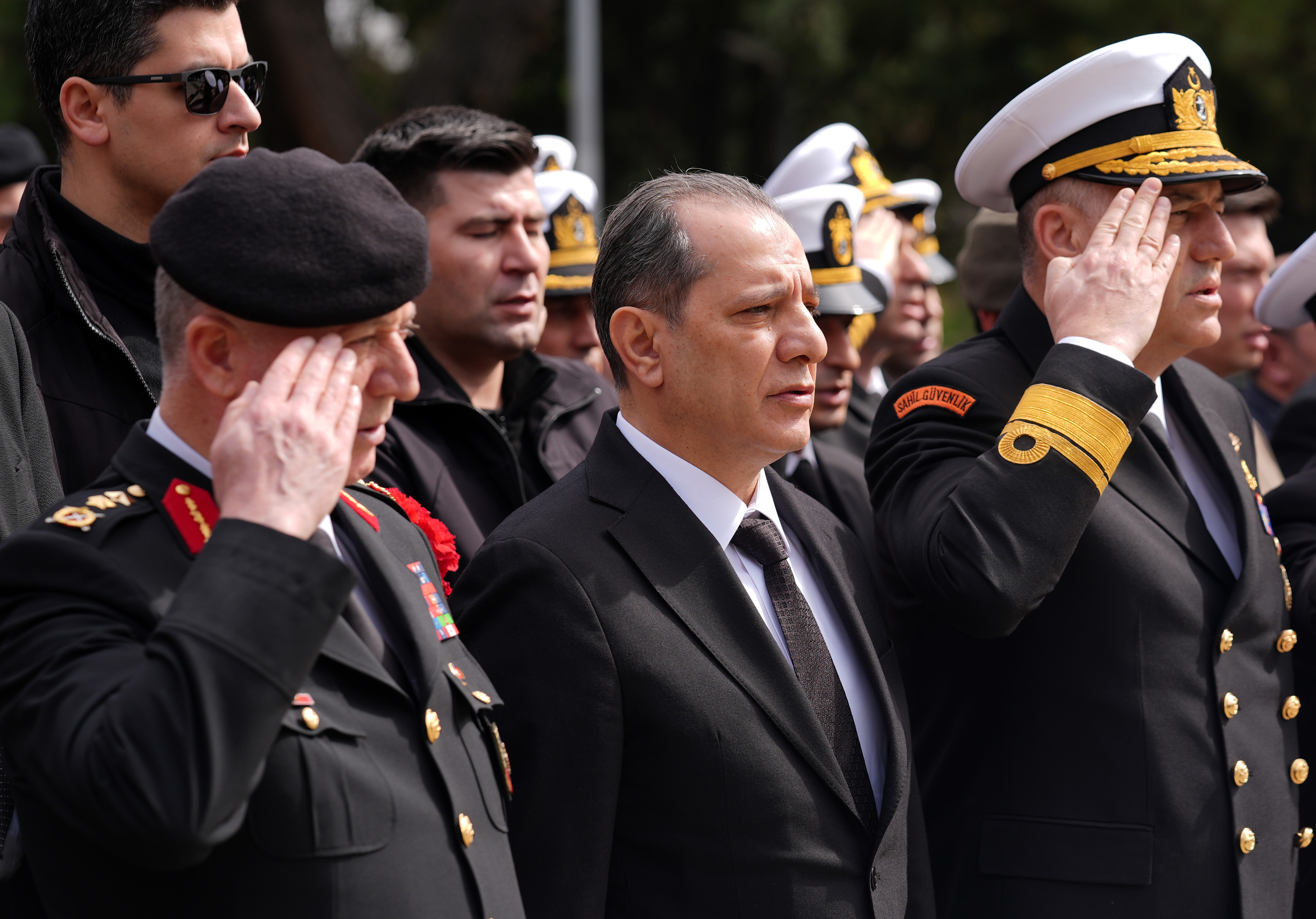 mehmet-akif-ersoy-kabri-basinda-anildi-yenicag-4.jpg