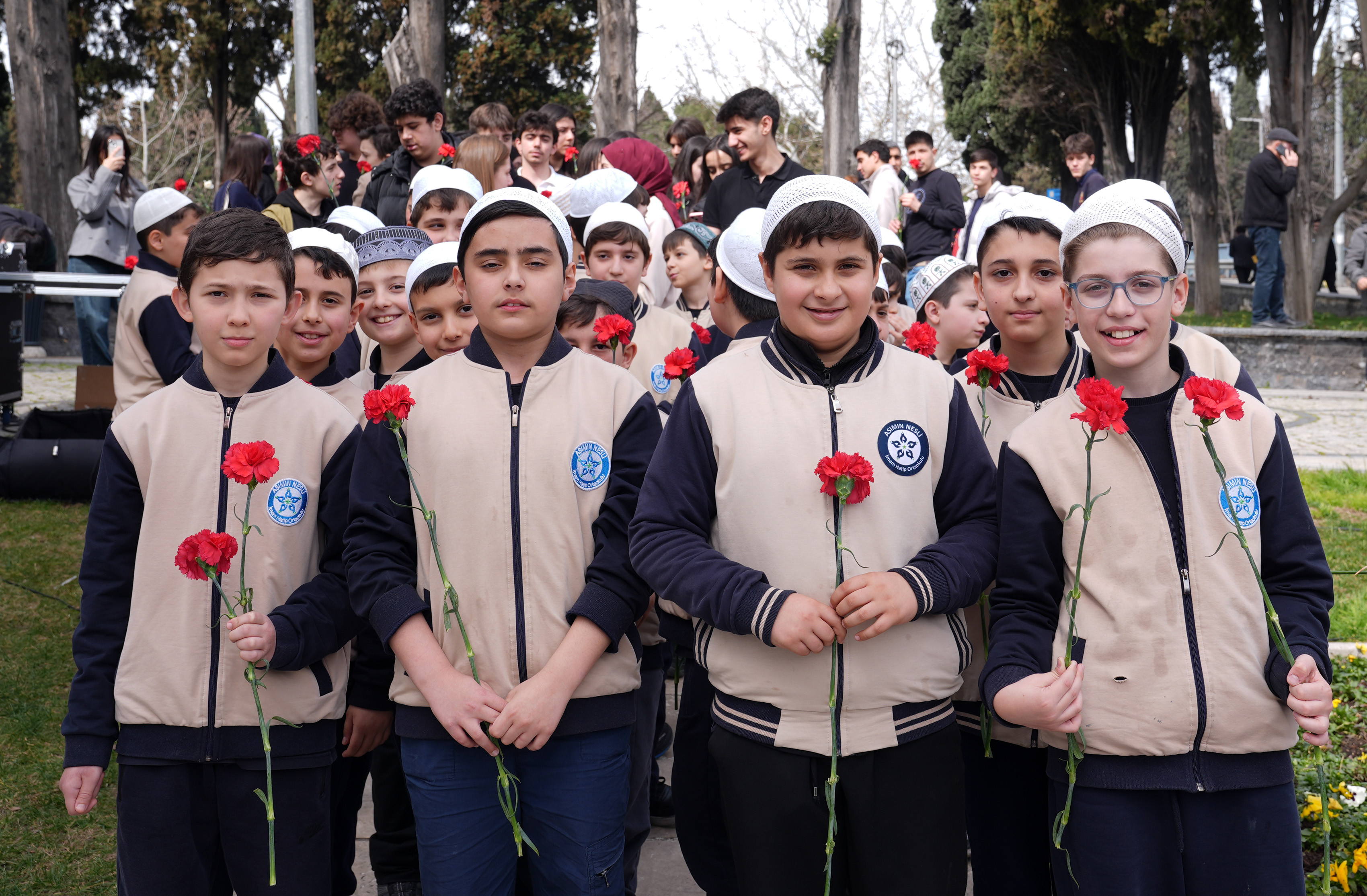 mehmet-akif-ersoy-kabri-basinda-anildi-yenicag-6.jpg