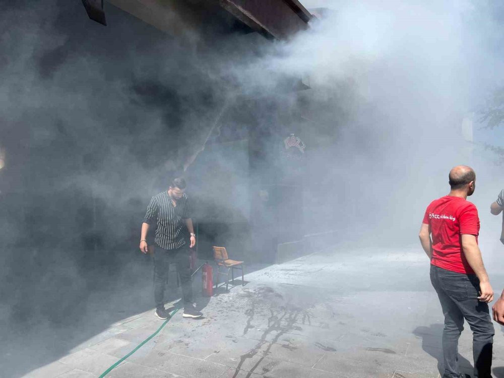 Dumanlar caddeyi sardı! Esnaf yangına hortumla müdahale etti
