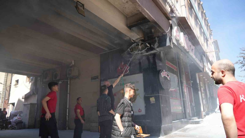 Dumanlar caddeyi sardı! Esnaf yangına hortumla müdahale etti