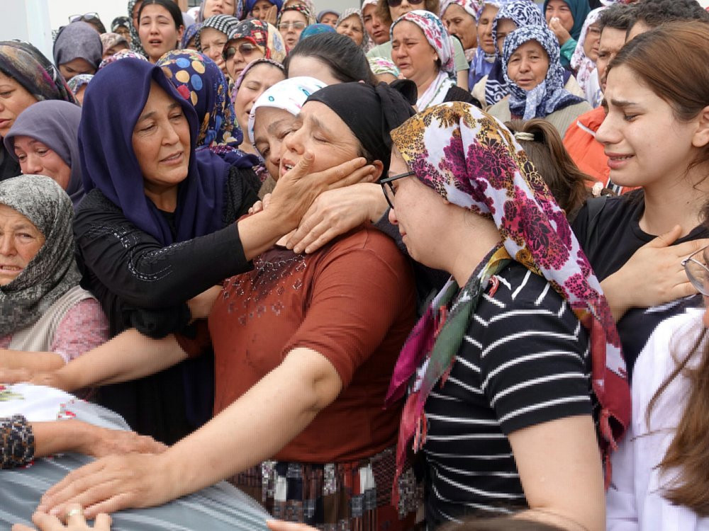 Annesinin feryadı yürekleri dağladı! Tabutun üstündeki sır