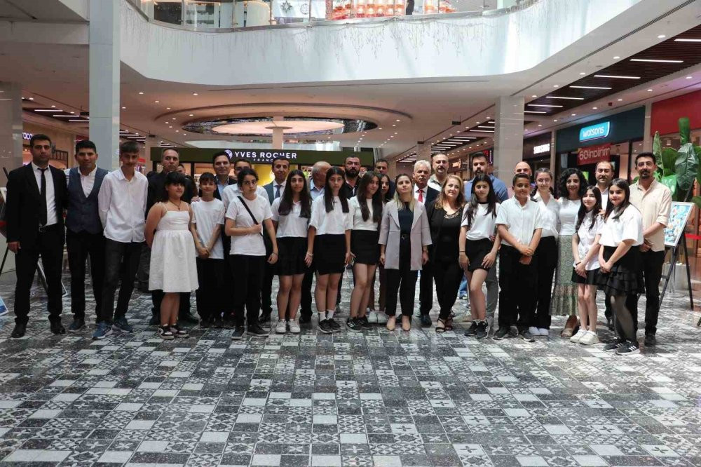 Öğrencilerin resim sergisi büyük ilgi gördü