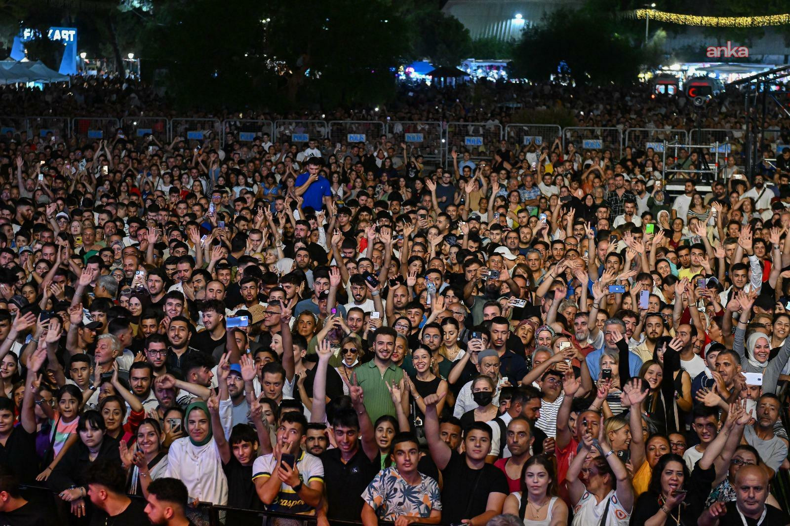 zmir-fuarinda-selda-bagcan-ruzgari-esti-cim-konseri-nefes-kesti-yenicag-6.jpg
