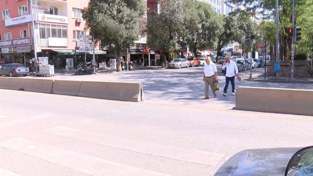 Burası Ankara'nın göbeği! Sürücü yaya kadını döverek hastanelik etti