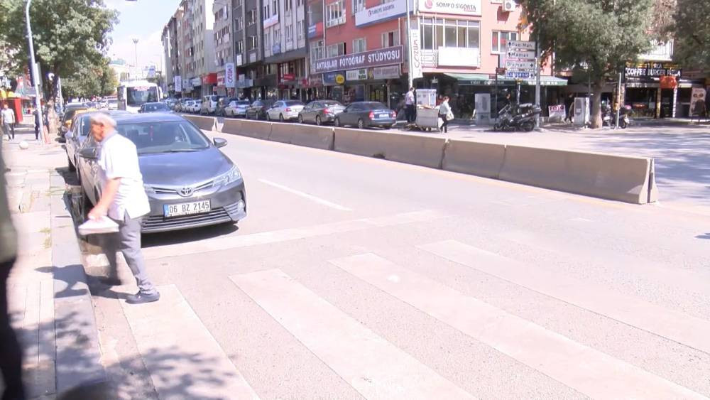 Burası Ankara'nın göbeği! Sürücü yaya kadını döverek hastanelik etti