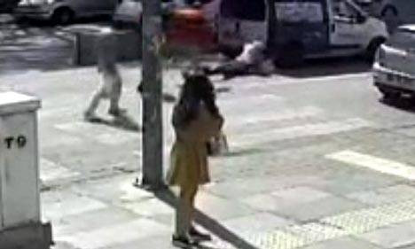 Burası Ankara'nın göbeği! Sürücü yaya kadını döverek hastanelik etti
