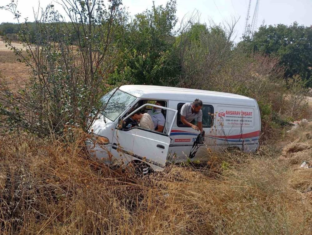 Pınarhisar&rsquo;da panelvan ara&ccedil; şarampole u&ccedil;tu: 2 yaralı