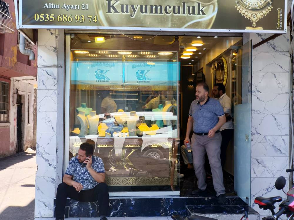 Soygun sonrası şok görüntüler! Say say bitiremediler