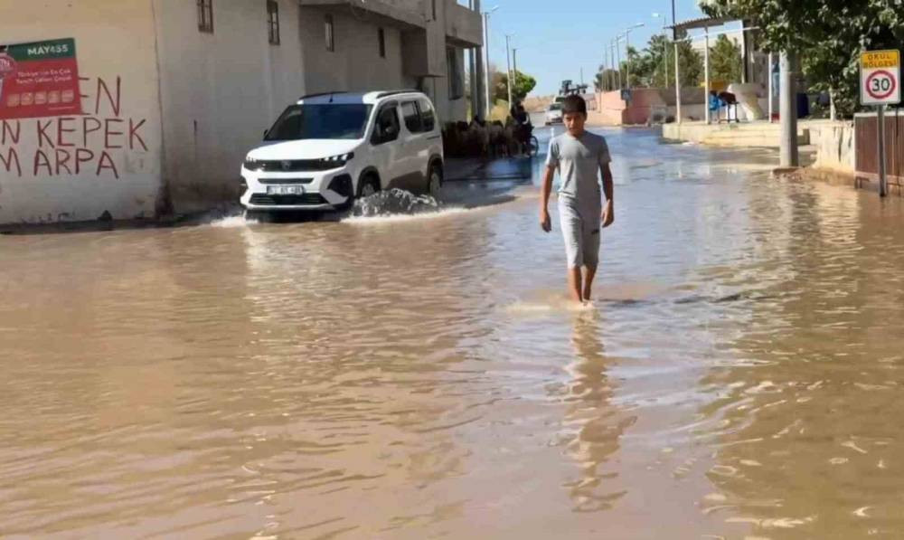Mahalleyi su bastı! Esnaf ve sürücülerin kabusu oldu