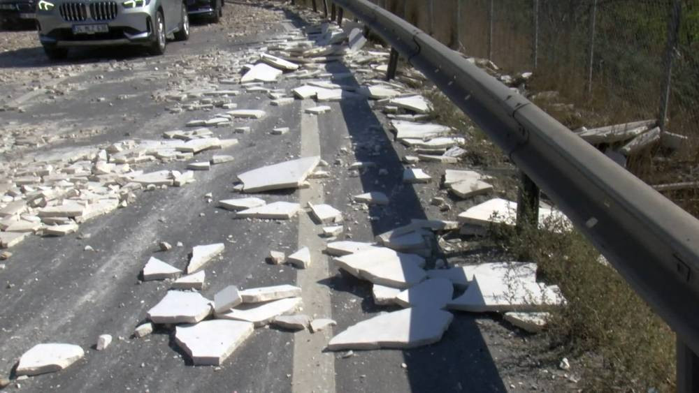 TEM yan yolu mermer kapladı! İstanbul trafiği felç oldu