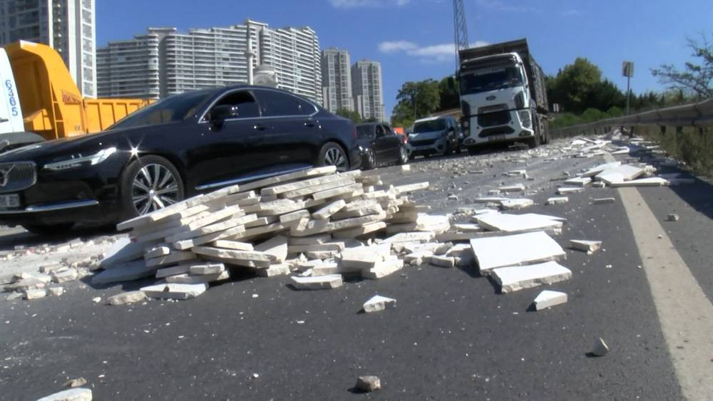TEM yan yolu mermer kapladı! İstanbul trafiği felç oldu
