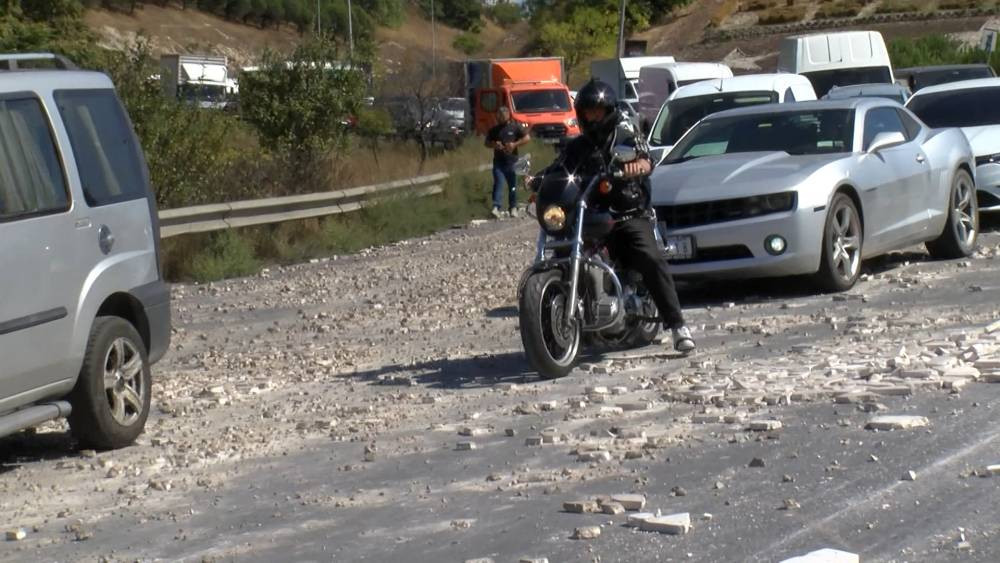 TEM yan yolu mermer kapladı! İstanbul trafiği felç oldu