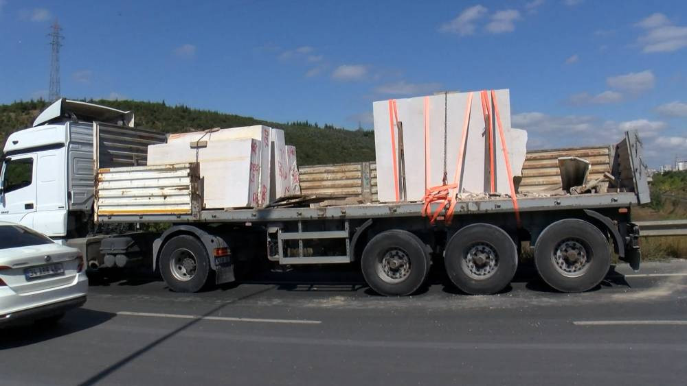 TEM yan yolu mermer kapladı! İstanbul trafiği felç oldu