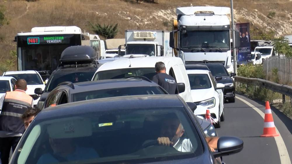 TEM yan yolu mermer kapladı! İstanbul trafiği felç oldu