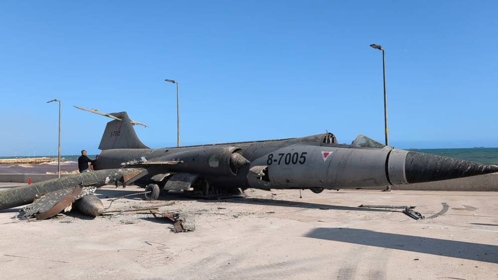 Mersin&rsquo;de sahilde sergilenen savaş u&ccedil;ağı kaldırıldı