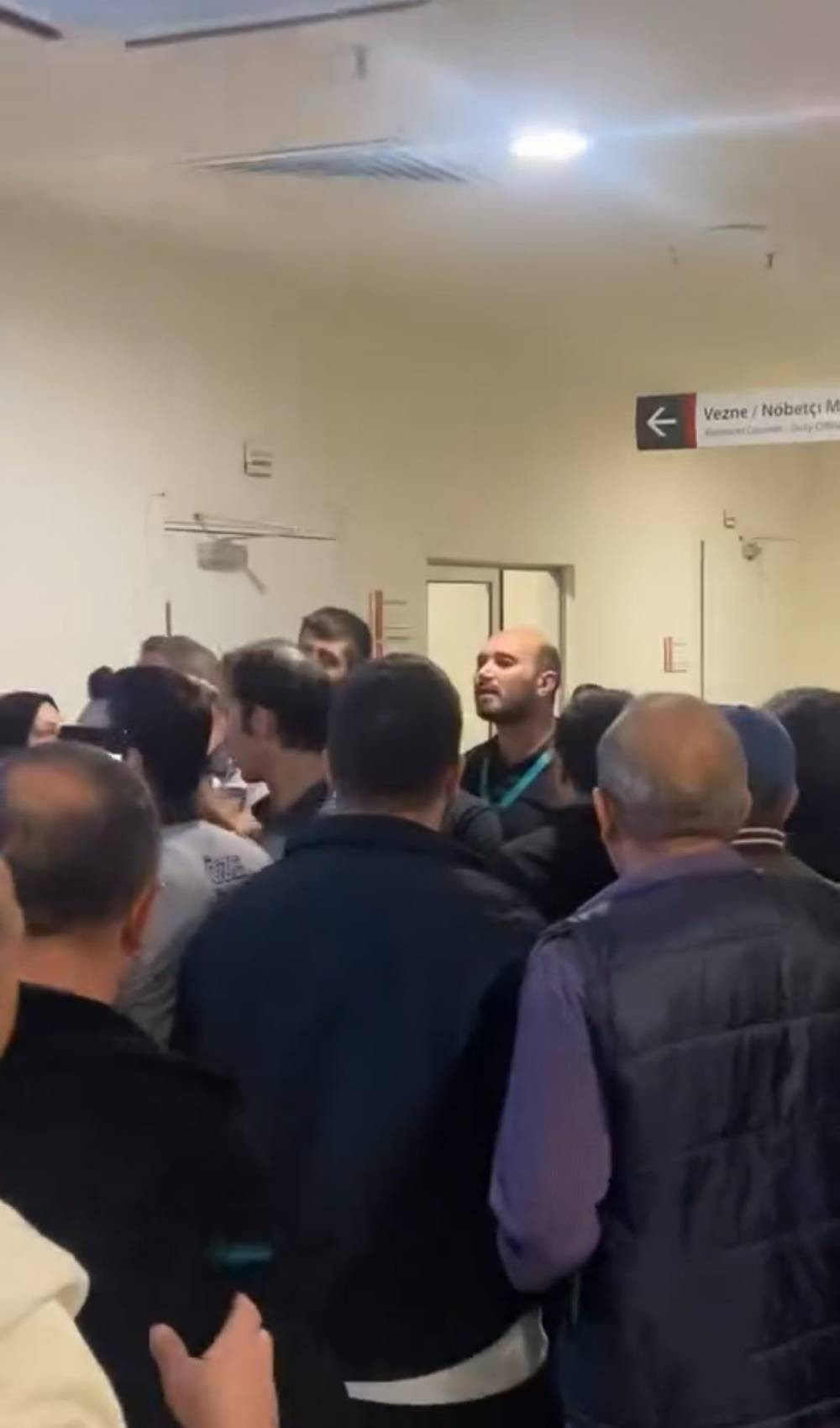 Acil serviste sıra kavgası! Hastaneyi savaş alanına çevirdiler