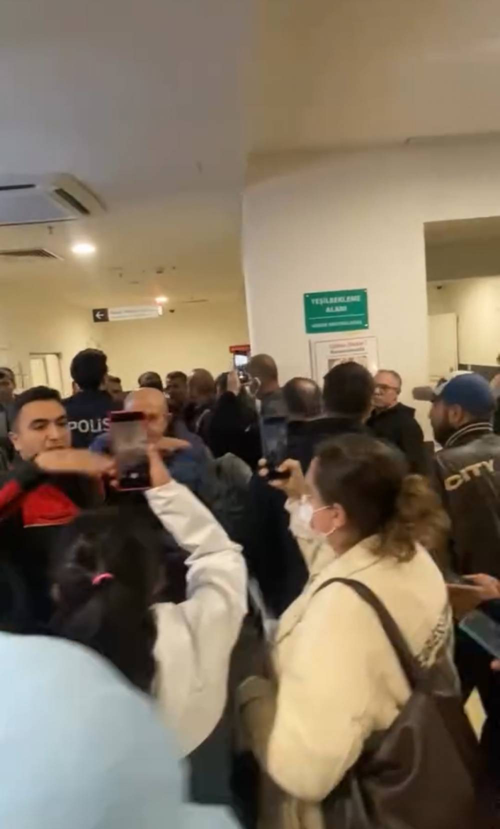 Acil serviste sıra kavgası! Hastaneyi savaş alanına çevirdiler