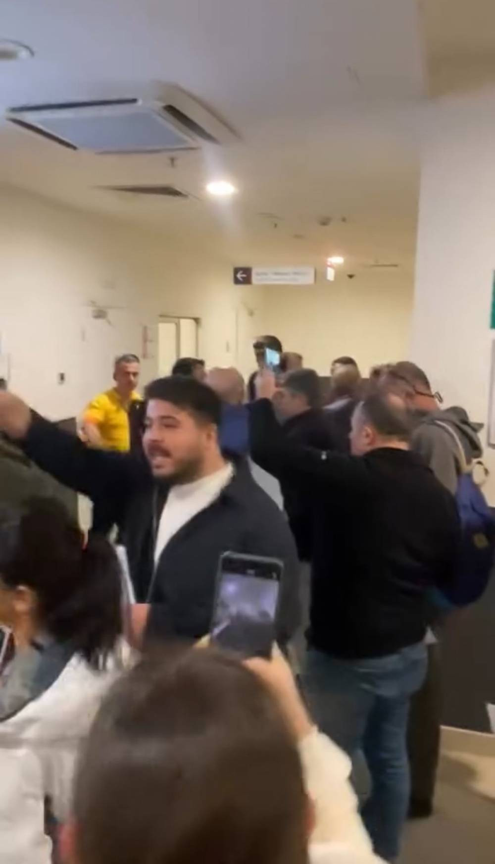 Acil serviste sıra kavgası! Hastaneyi savaş alanına çevirdiler
