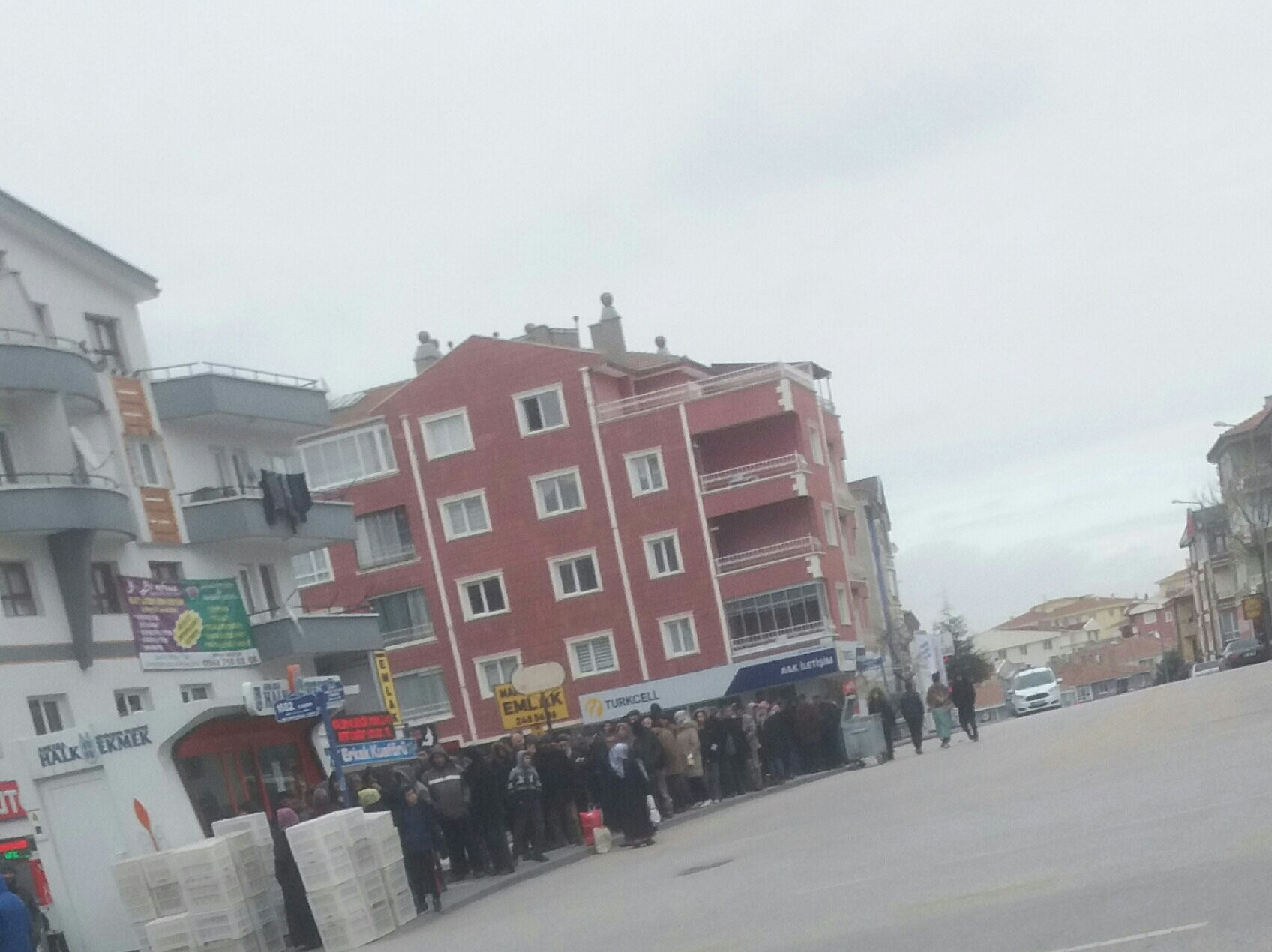 Vatandaşlar soğuk havada ucuz ekmek için kuyruğa girdi! - Resim : 2
