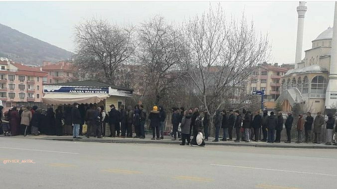 Vatandaşlar soğuk havada ucuz ekmek için kuyruğa girdi! - Resim : 1